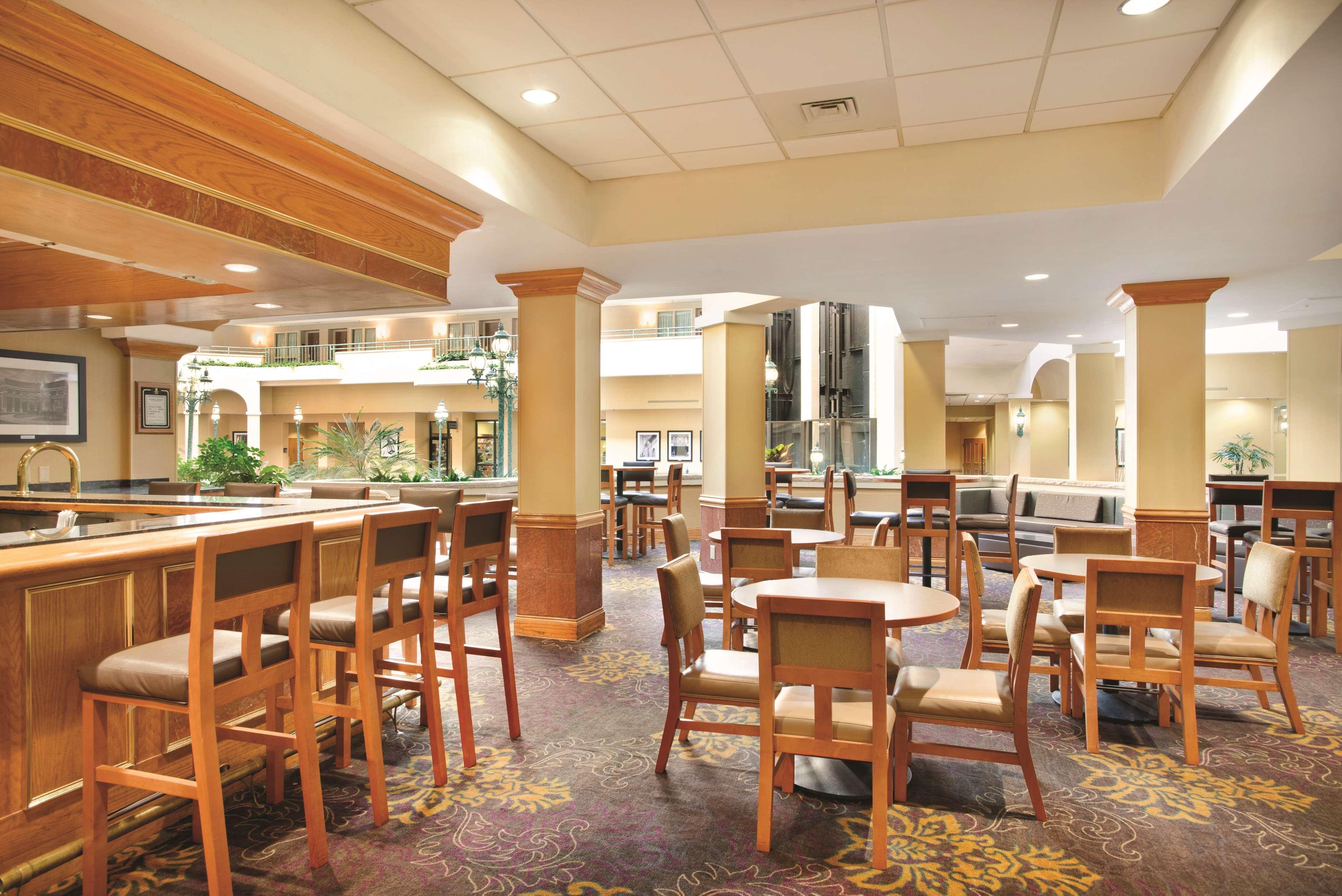 Embassy Suites By Hilton Greensboro Airport Екстериор снимка