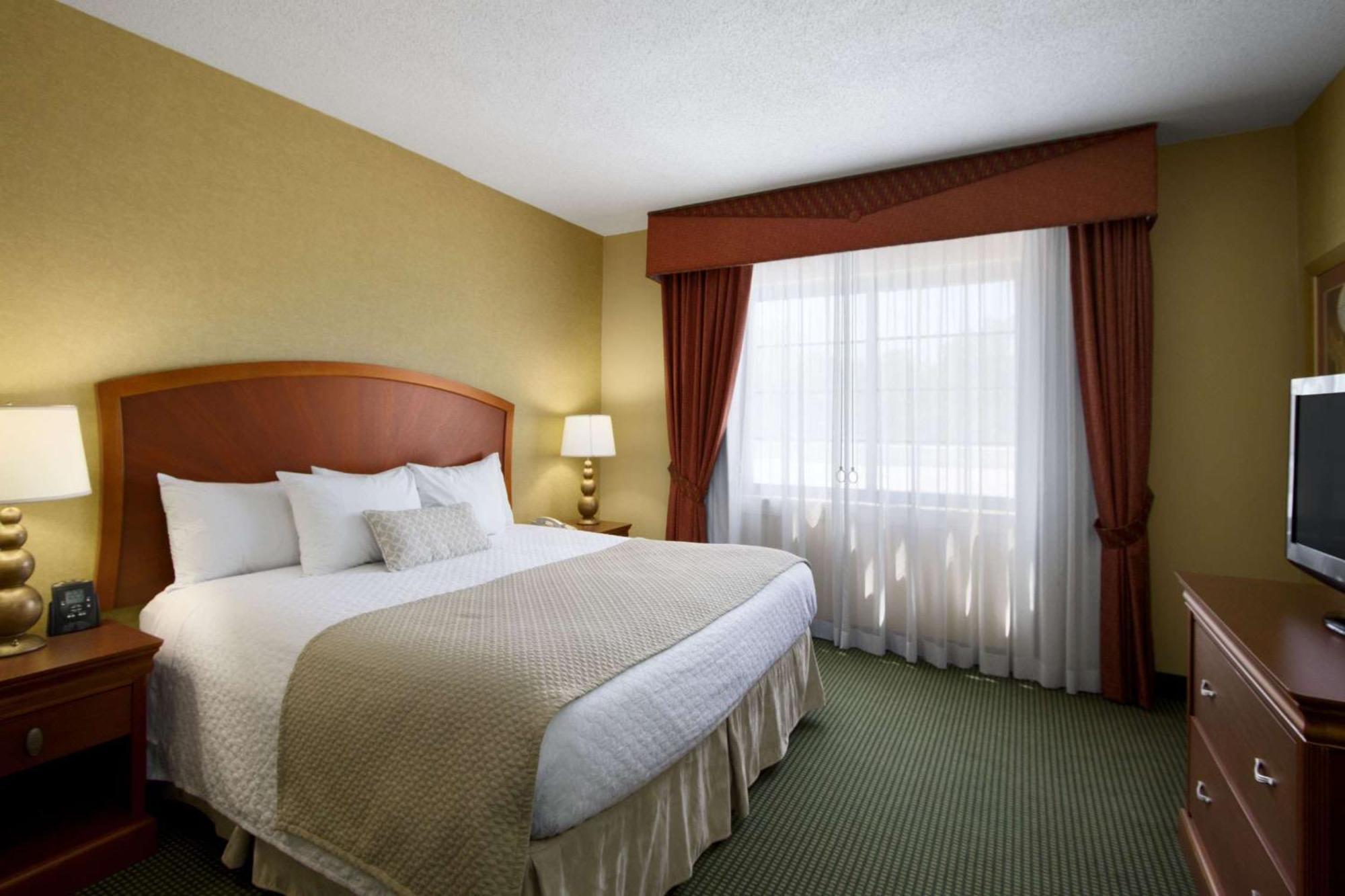 Embassy Suites By Hilton Greensboro Airport Екстериор снимка