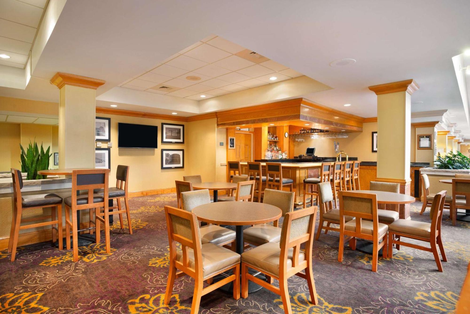 Embassy Suites By Hilton Greensboro Airport Екстериор снимка