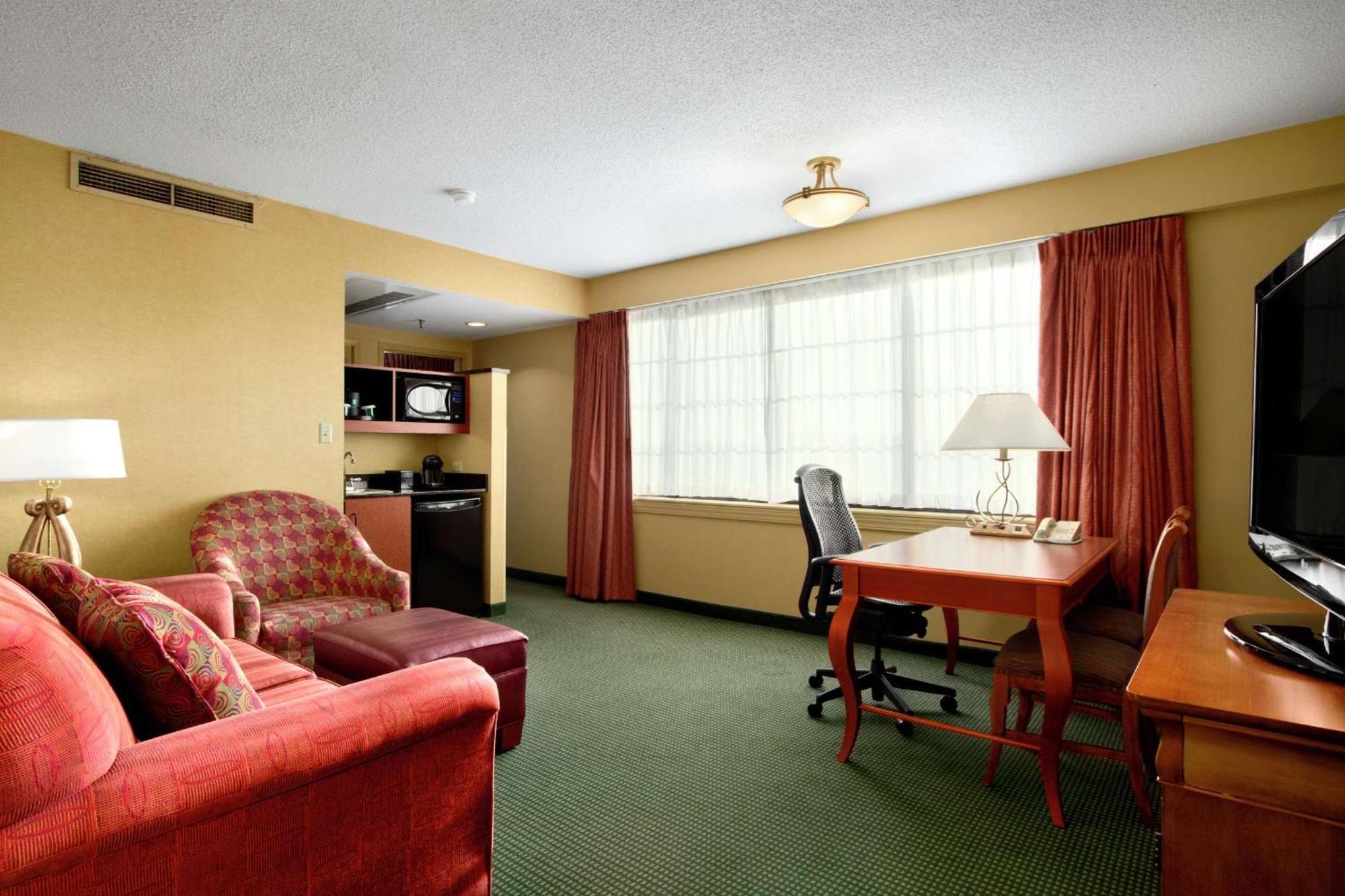 Embassy Suites By Hilton Greensboro Airport Екстериор снимка