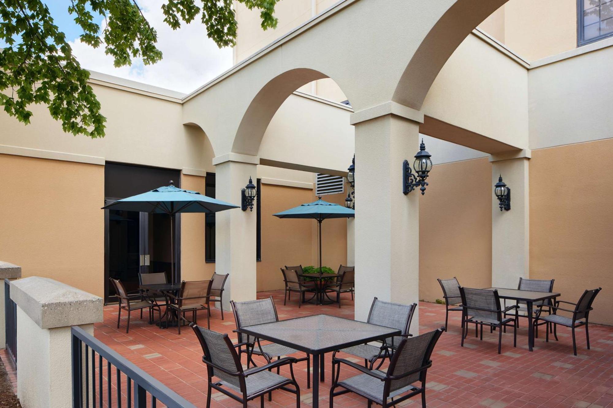 Embassy Suites By Hilton Greensboro Airport Екстериор снимка