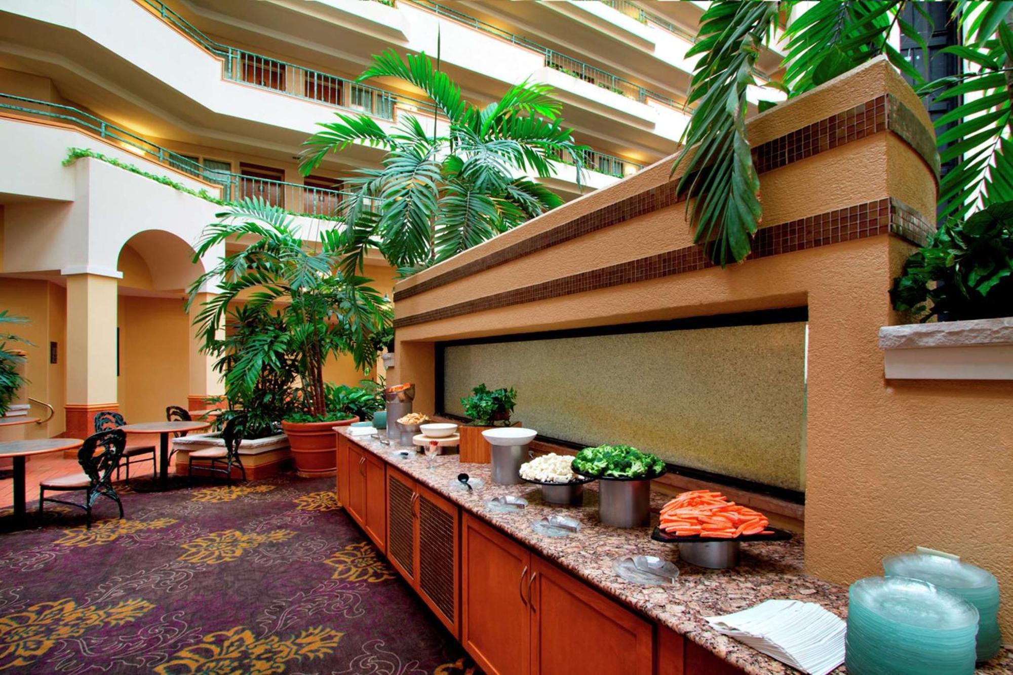 Embassy Suites By Hilton Greensboro Airport Екстериор снимка