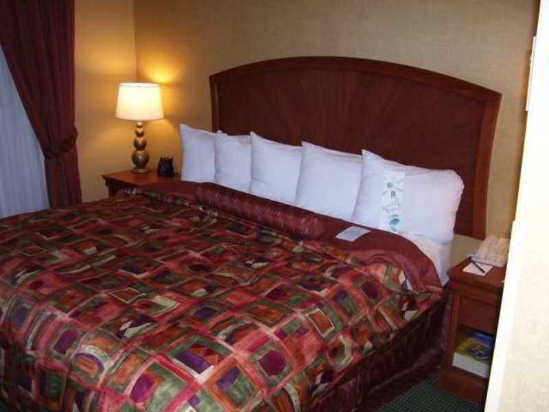 Embassy Suites By Hilton Greensboro Airport Стая снимка